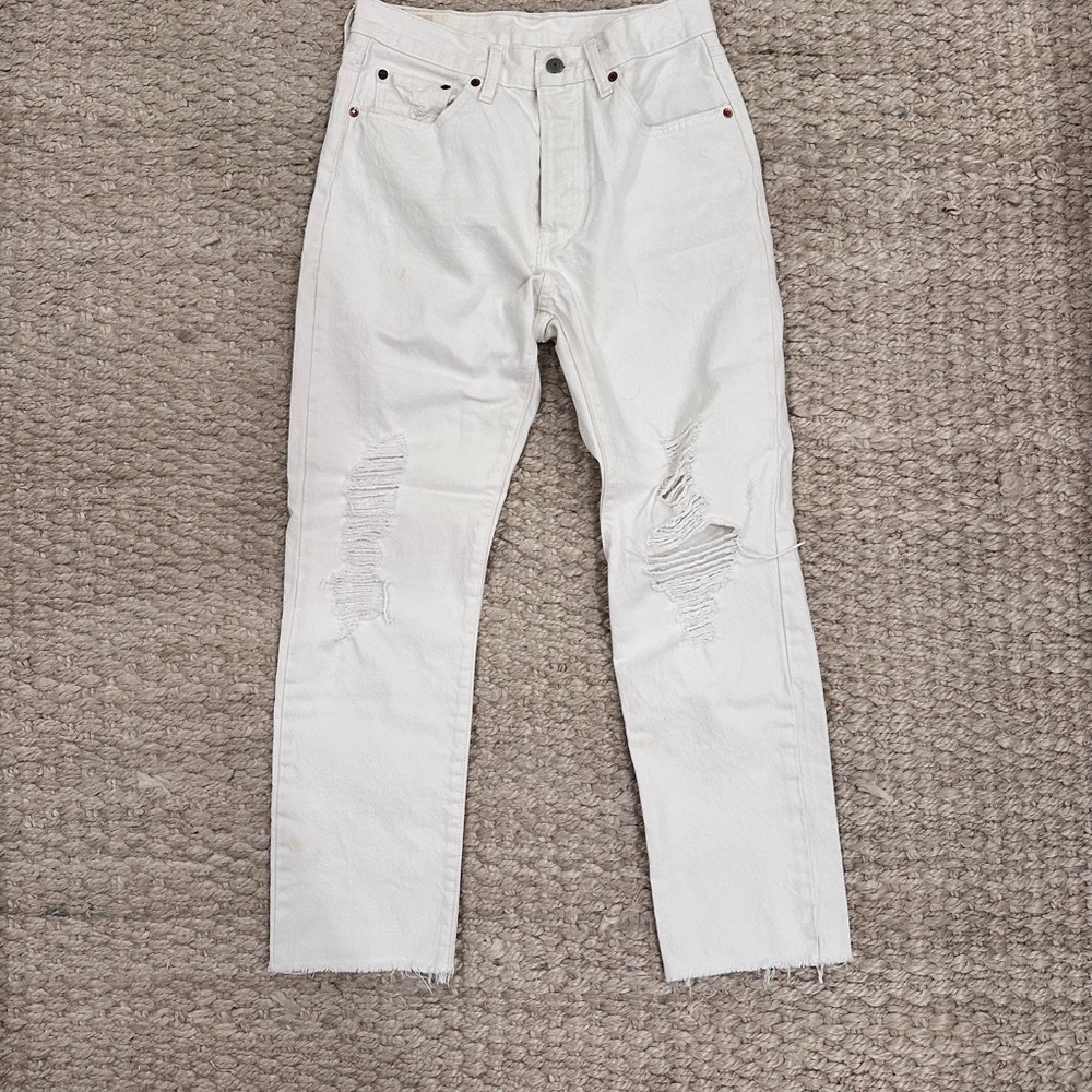 Levi’s high rise, distressed 28 jeans